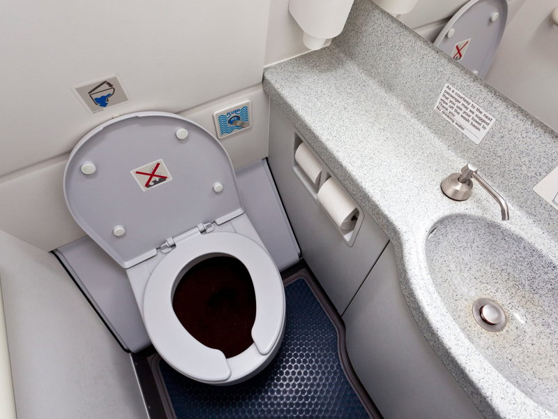 飛機因乘客腹瀉太臭，臭到中途折返