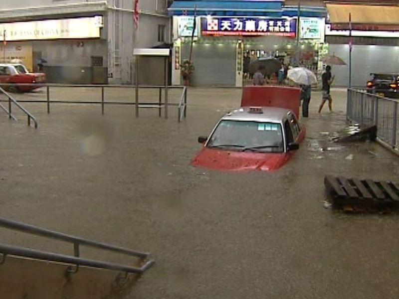 有片！香港暴雨成災，多區地鐵站水浸！