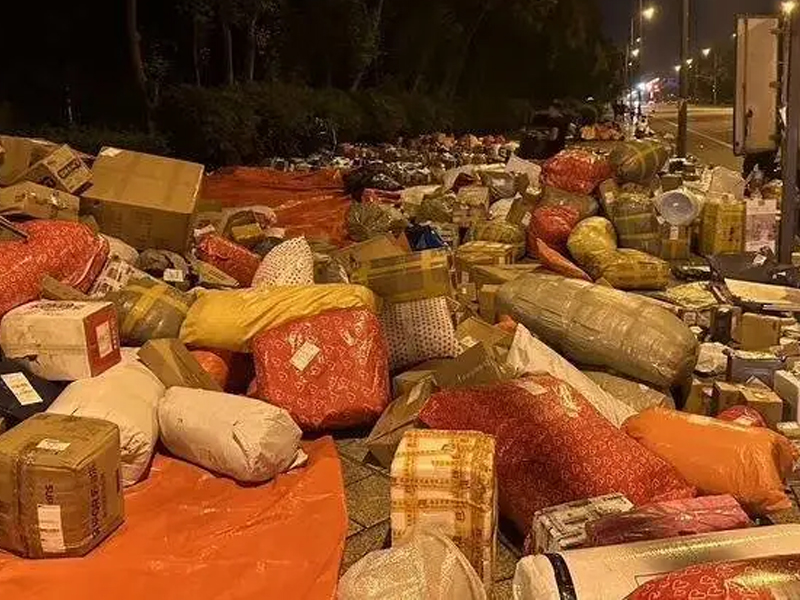 大量快遞被丟路邊，多人拿麻包袋來撿