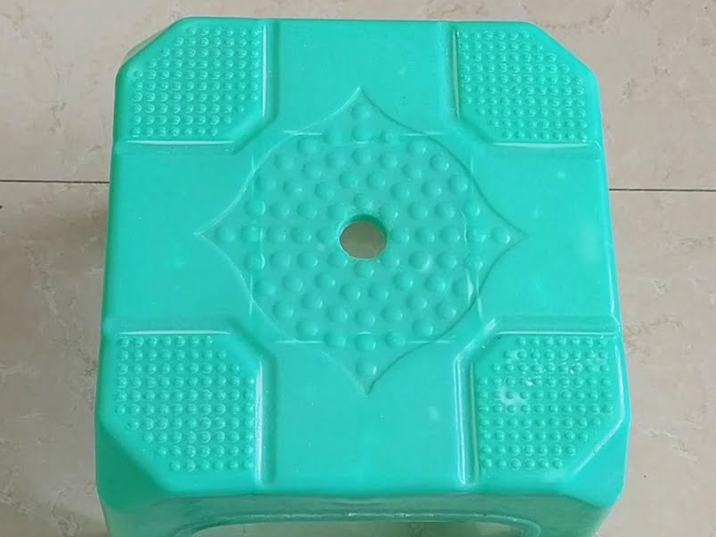 終於明白，膠板凳中間的小孔是幹什麼的