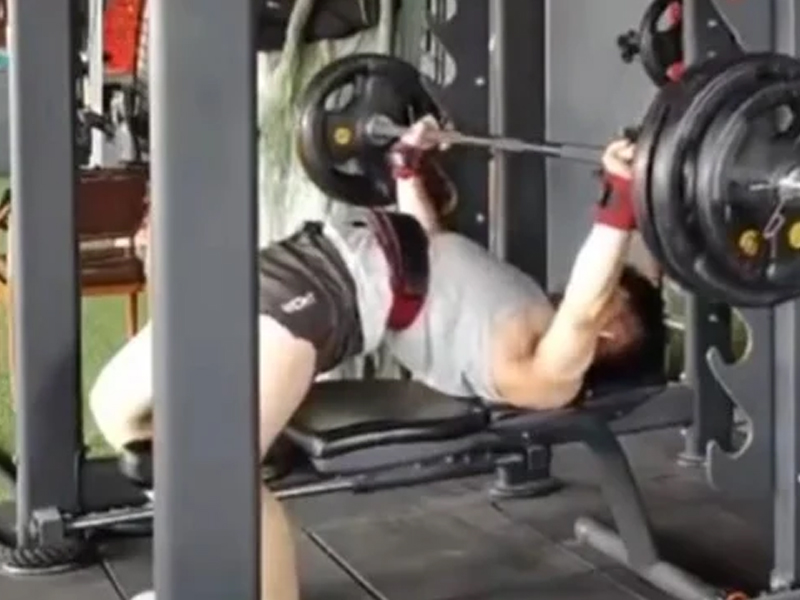 有片：男子健身舉槓鈴，被卡喉嚨死亡