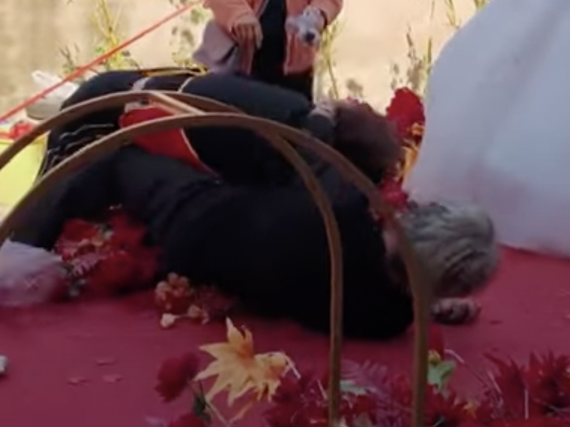 有片：婚宴中，兩老太在新人面前大打出手