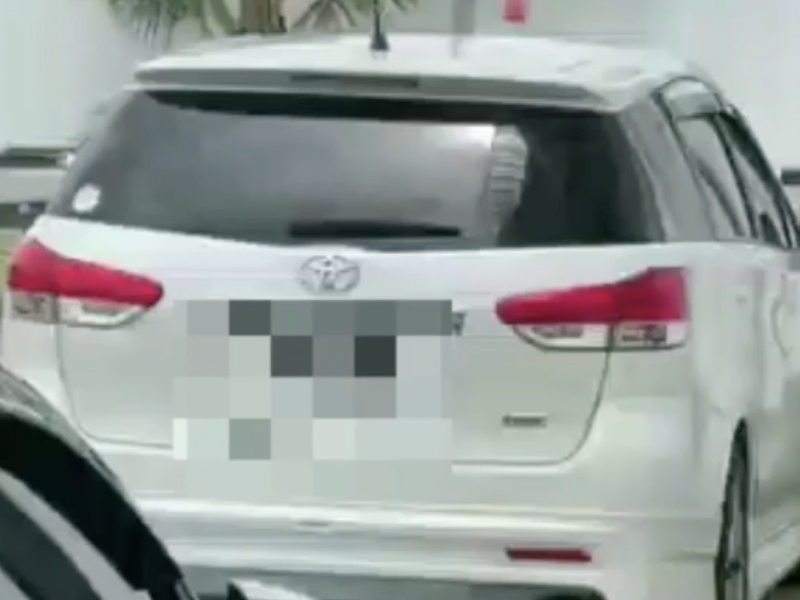 請問是在車震嗎? 請問是在車震嗎?