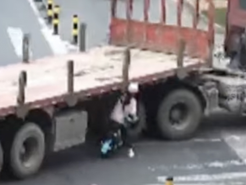 視頻：女子騎車遇貨車轉彎，瞬間被捲入車底