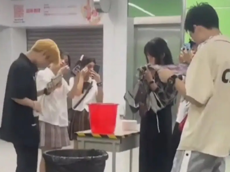 素顏才能搭車！地鐵站提供卸妝水，乘客卸妝才能進站！