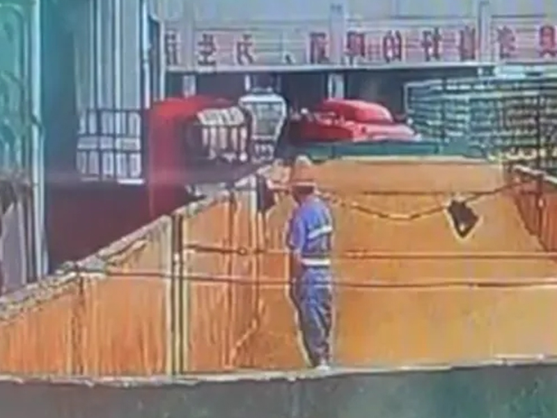 視頻：啤酒廠工人原料倉小便