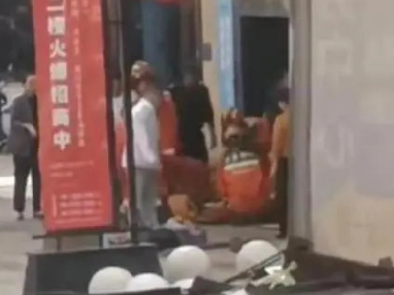 商場電梯擠20人 下秒急墜4樓3人慘死