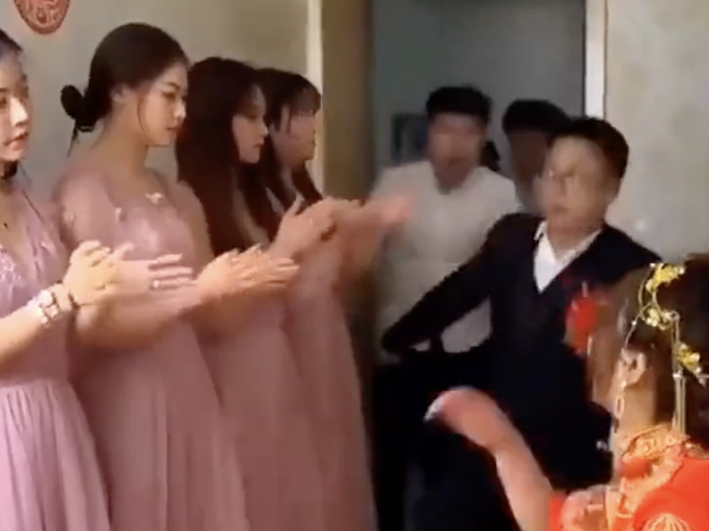 新郎前女友們組成「伴娘團」