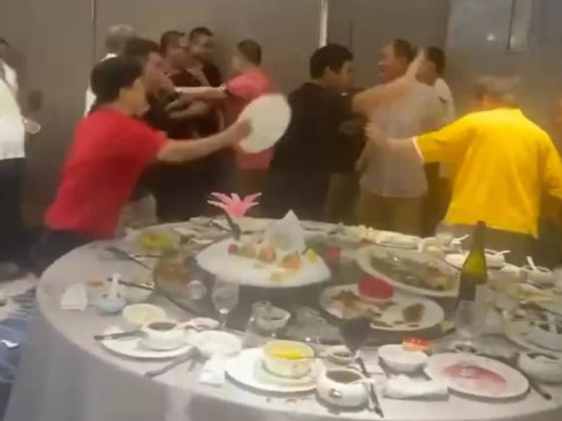 婚禮上，新郎新娘兩家不顧形象大打出手