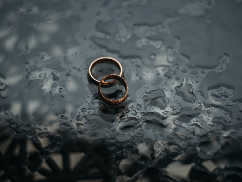 兩個男人，一個有錢沒空，一個有空沒錢，你會選誰？