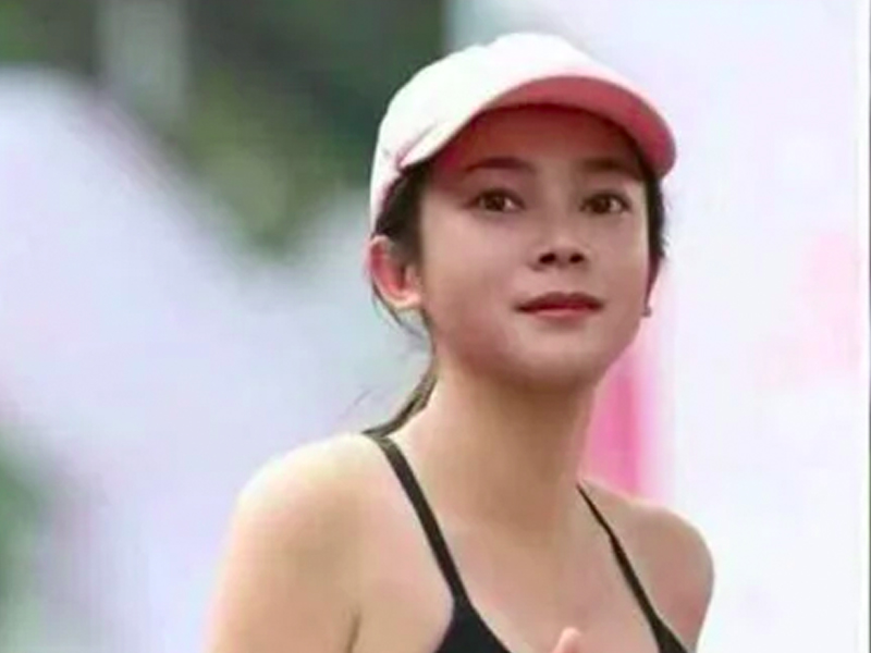 馬拉松正妹半途脫衣曬性感 真面目曝光