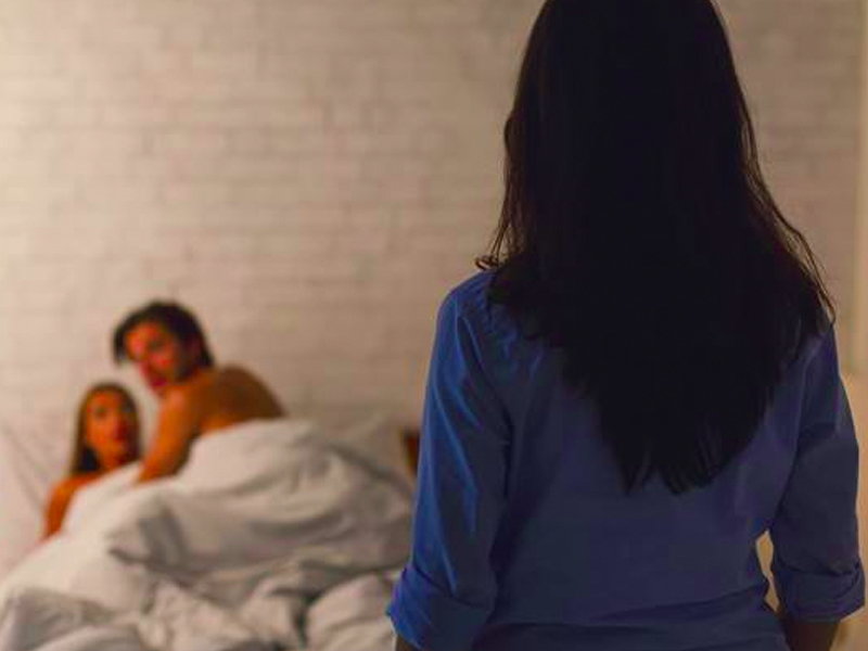 伴侶出軌 4 大徵兆