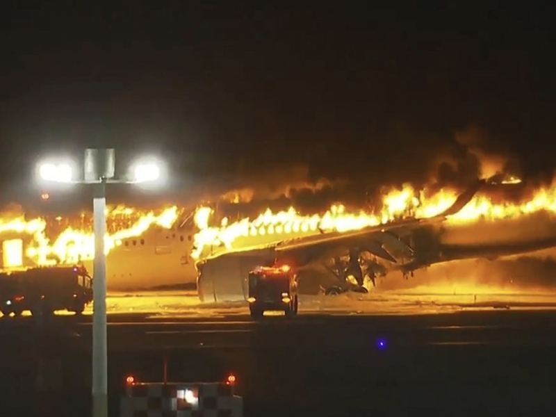 羽田機場，飛機碰撞機艙內視角