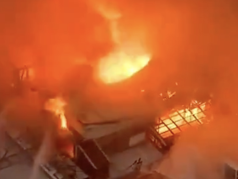 日本北九州市商店街大規模起火！火勢蔓延多棟建築！