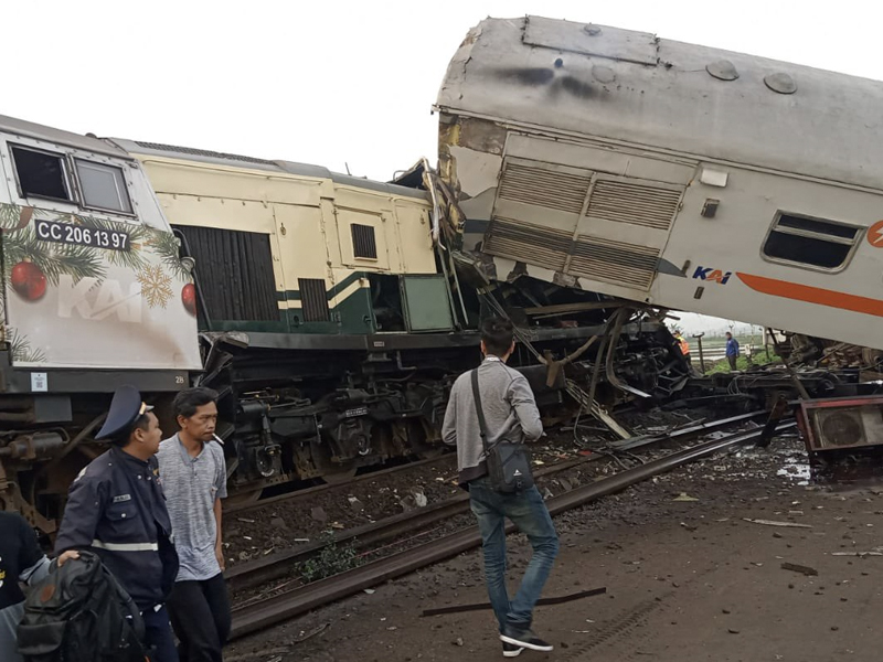 印尼火車相撞 現場畫面曝光