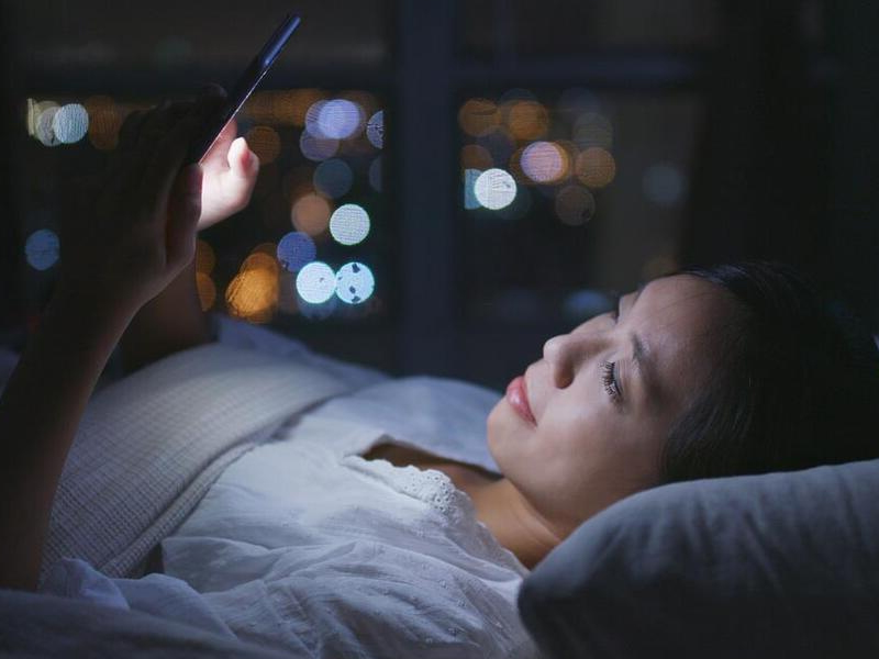 睡前、吃飯的時候就不要再玩手機了！