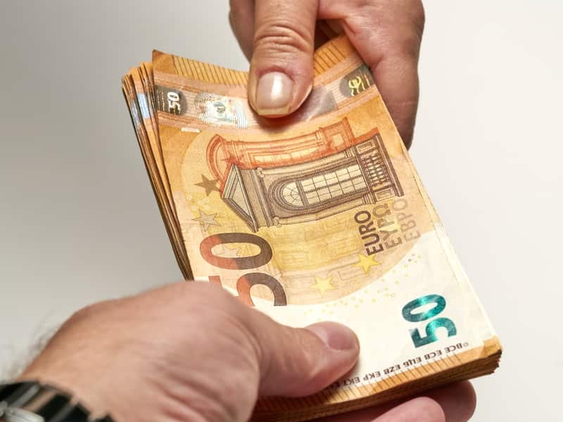 夢見錢是吉兆嗎？4 種好運夢境吉兆