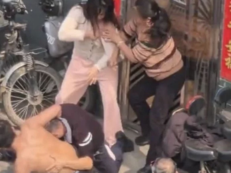 父親出軌兒子女友,父母兒女友 4 人,相互拉扯互毆 父親出軌兒子女友,父母兒女友 4 人,相互拉扯互毆