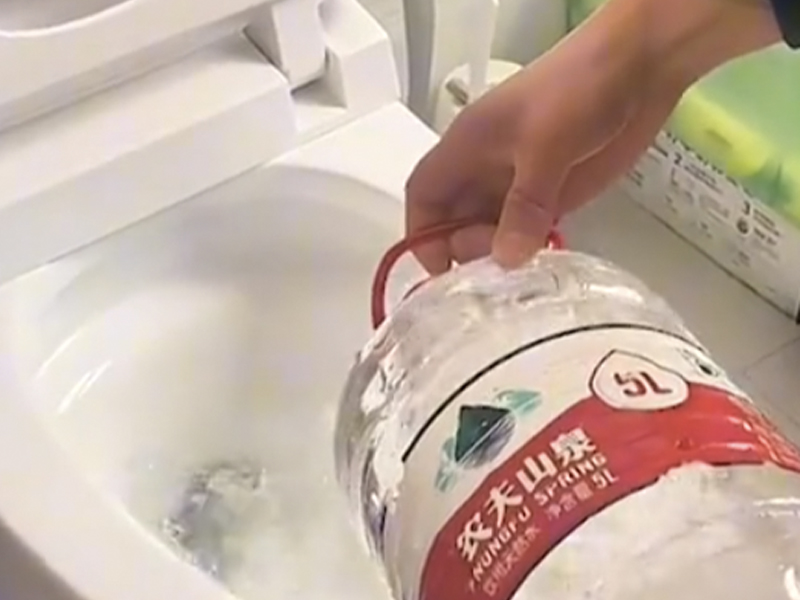 中國大量網民發視頻，傾倒農夫山泉水