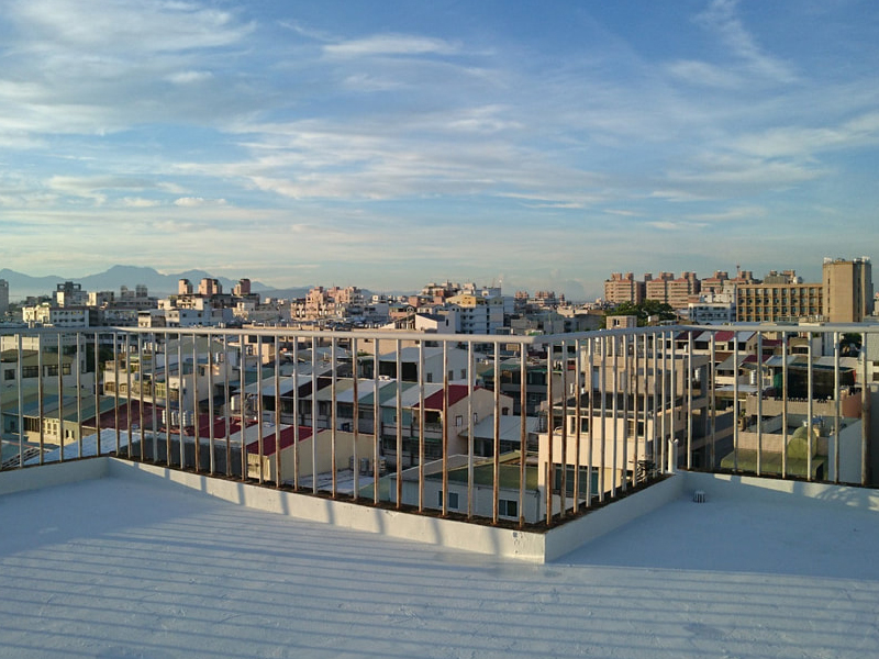 小五女童揹書包上學,卻到天台墜樓 小五女童揹書包上學,卻到天台墜樓