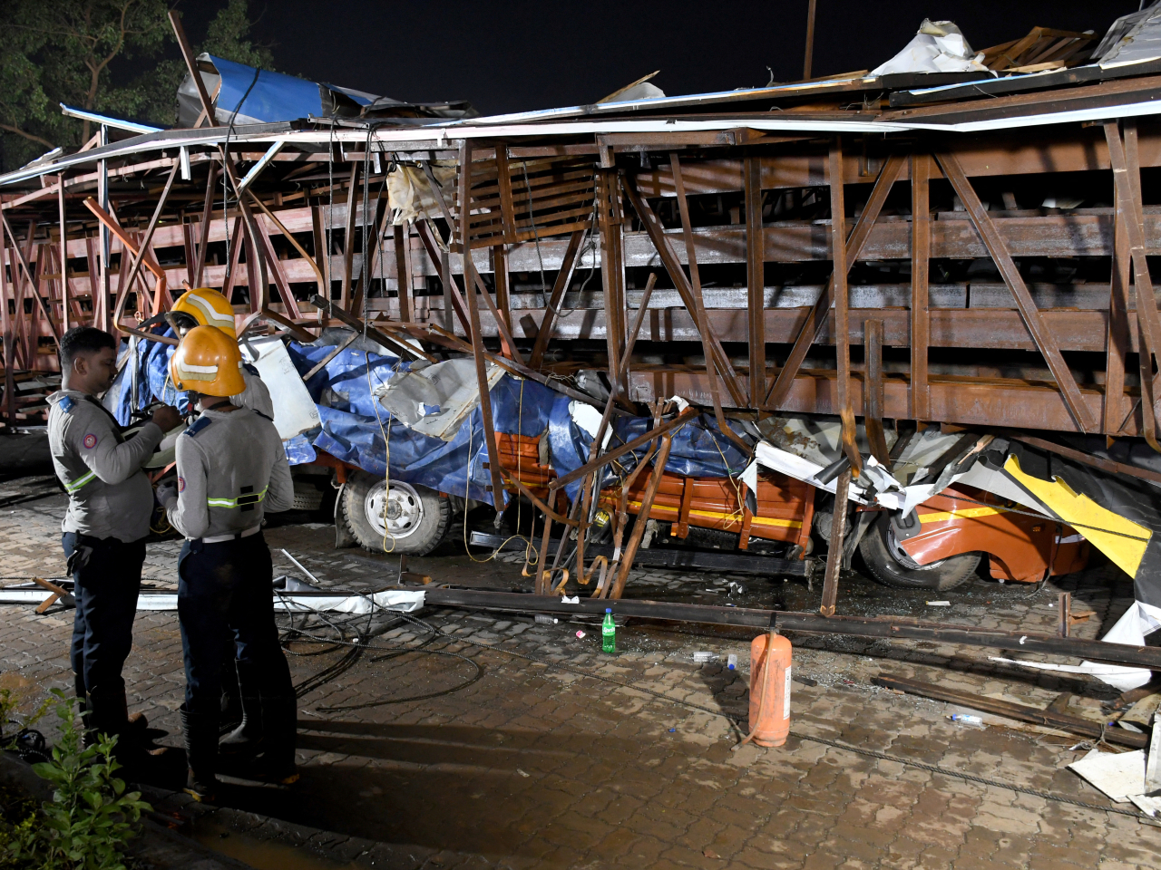 10 層樓高巨型廣告牌倒塌，已致 14 人死亡