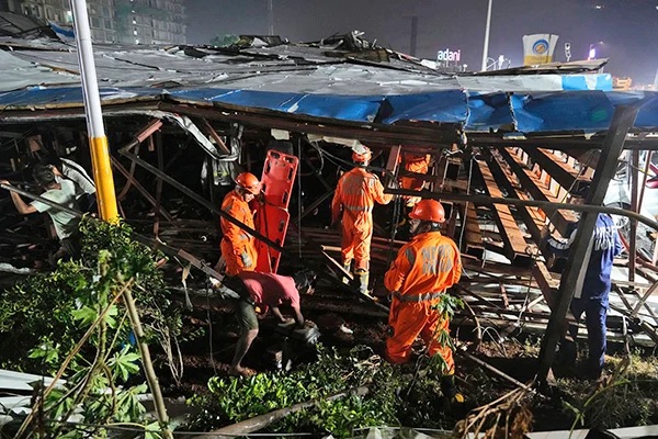 10 層樓高巨型廣告牌倒塌，已致 14 人死亡