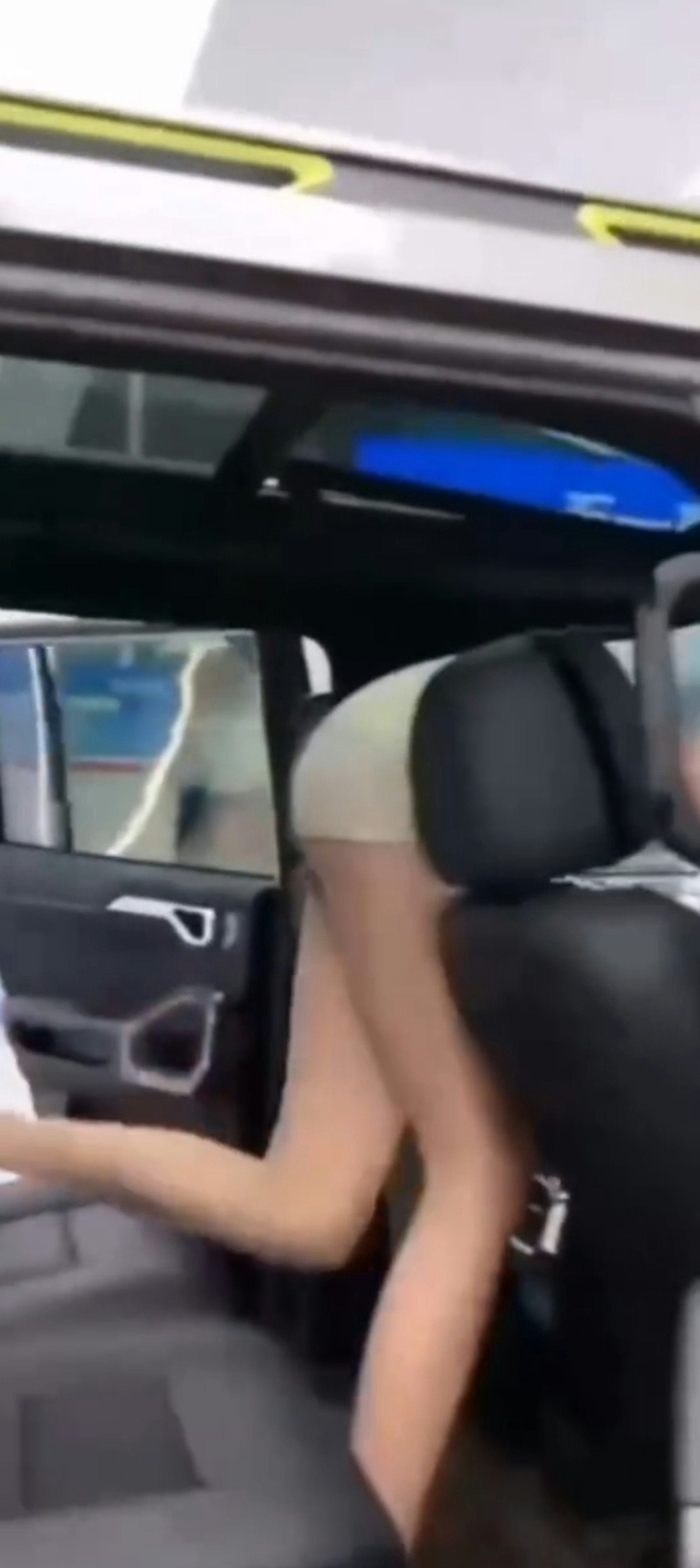 車行直播大走光！女銷售員頻頻露內褲，網友質疑背後真相