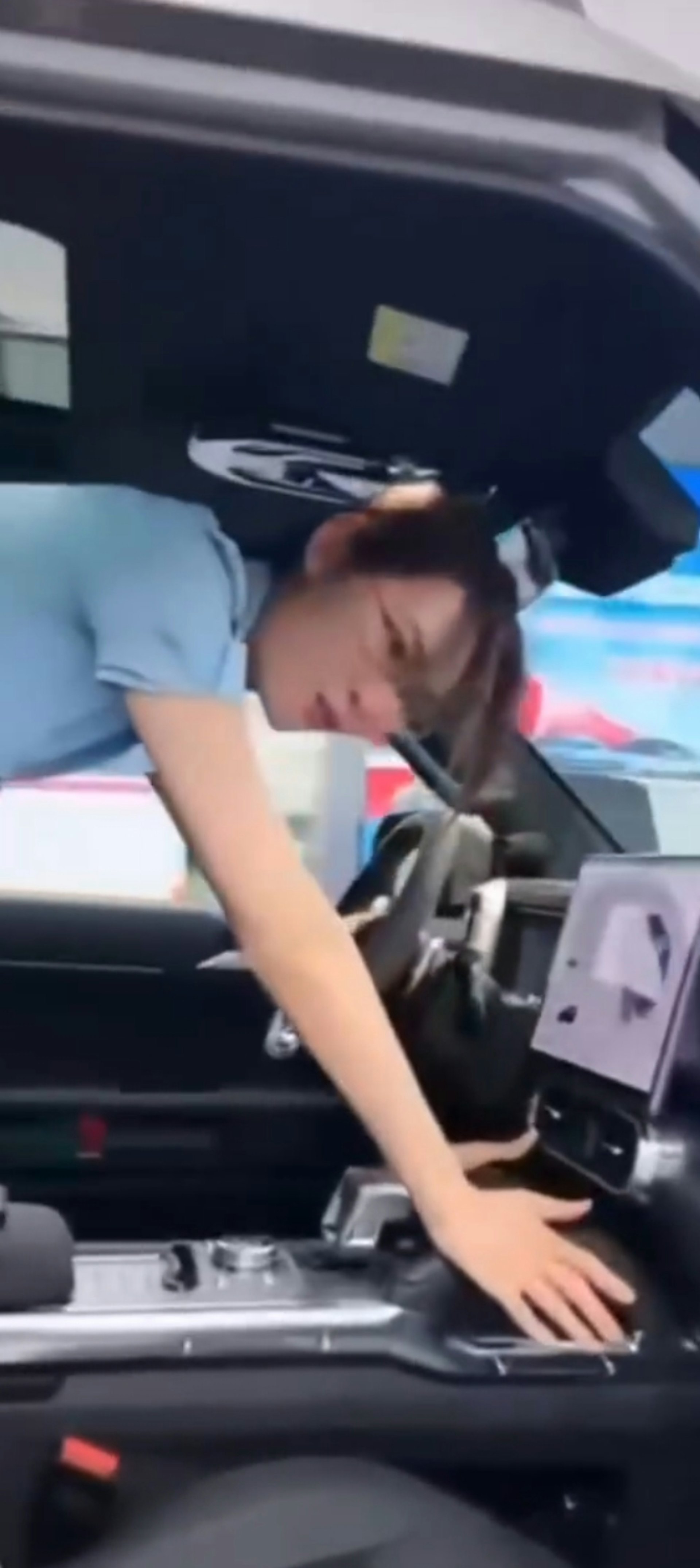 車行直播大走光！女銷售員頻頻露內褲，網友質疑背後真相