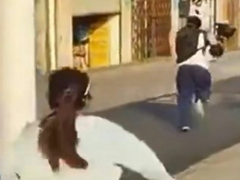 巴士女大聲講電話，男學生怒搶手機丟垃圾桶