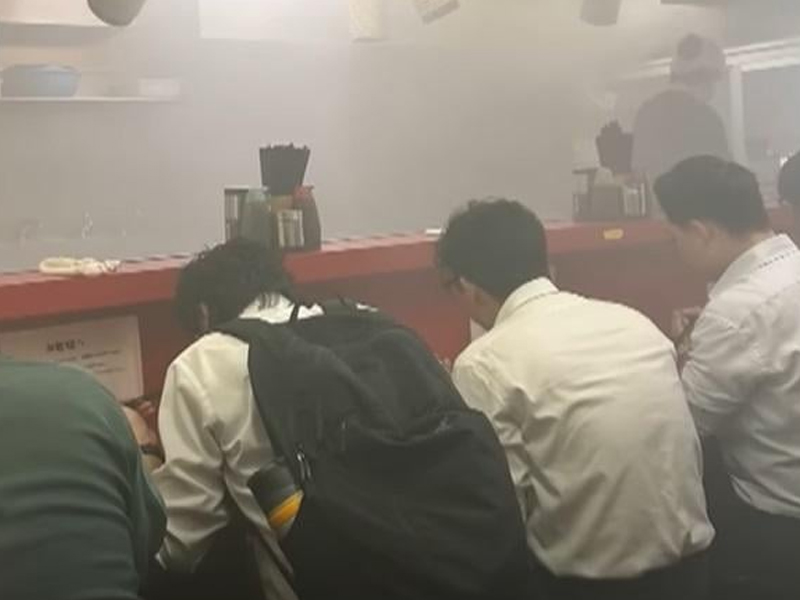 拉麵店突發火警，顧客在濃煙中繼續吃麵