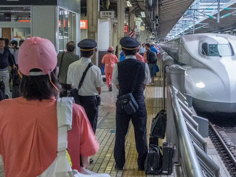 男子跳軌輕生，身體被撞飛至月台，女學生無辜被擊中！