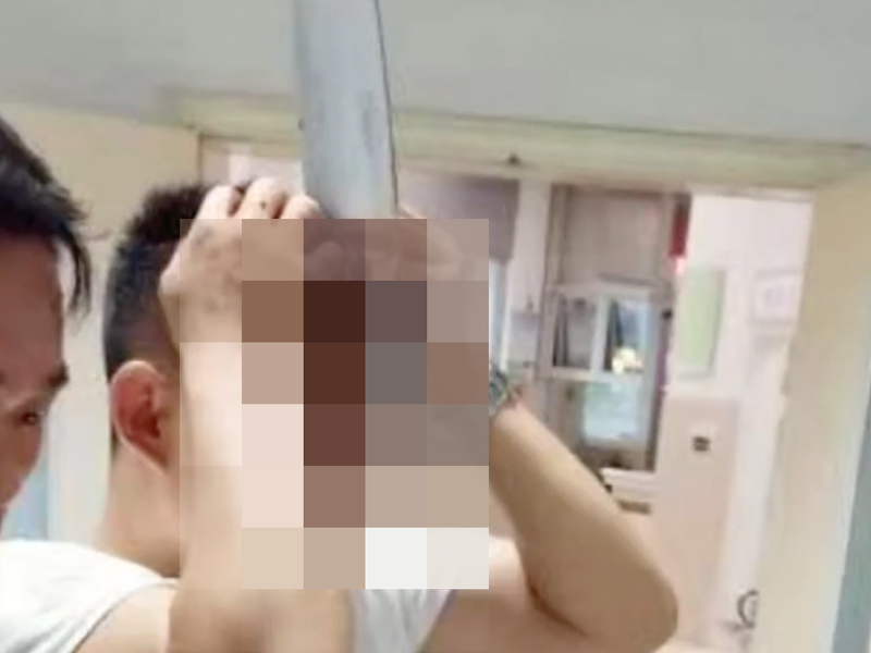 色字頭上一把刀：人妻家中偷情被撞破，頭插菜刀短片曝光！