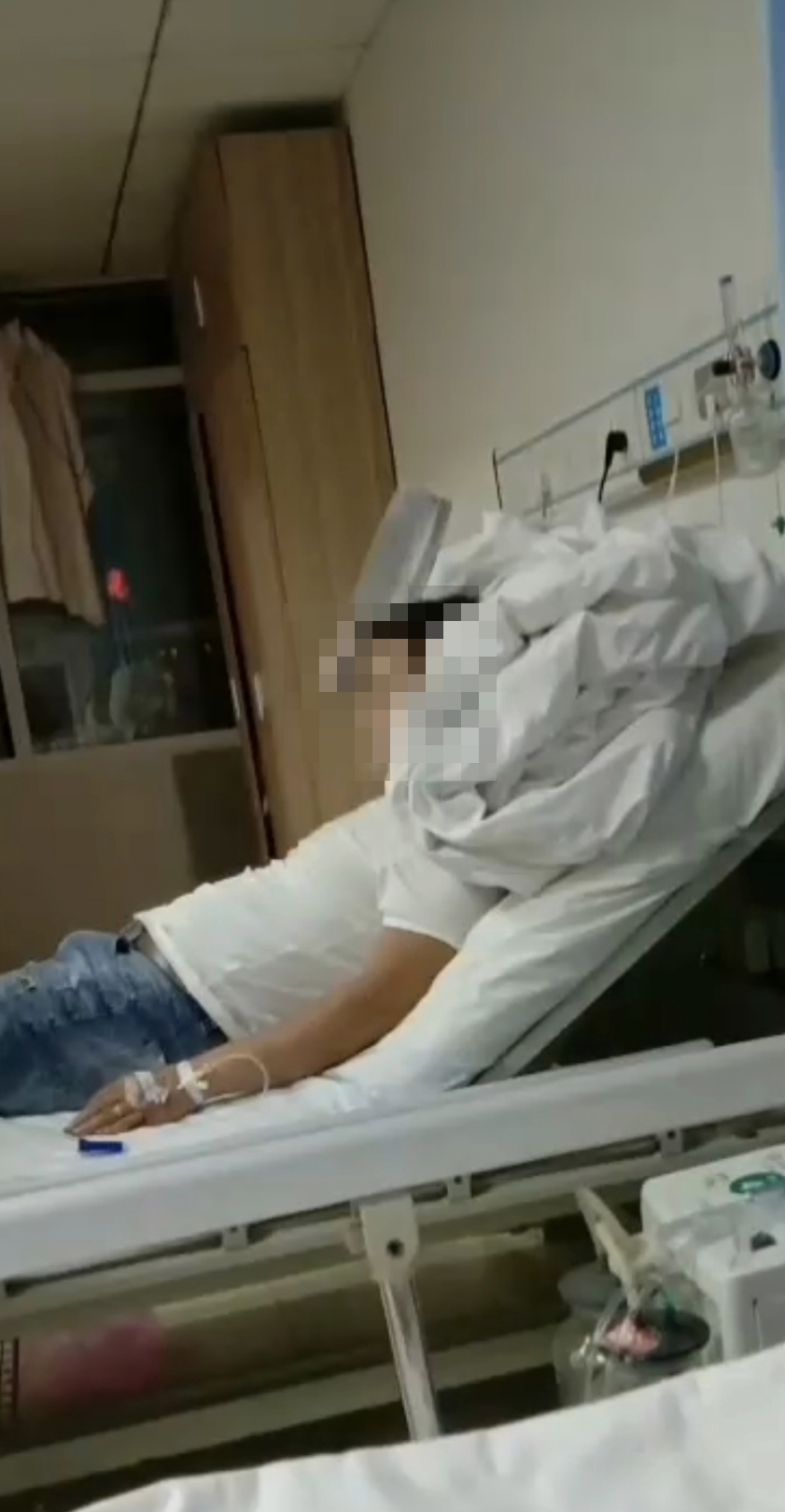 色字頭上一把刀：人妻家中偷情被撞破，頭插菜刀短片曝光！