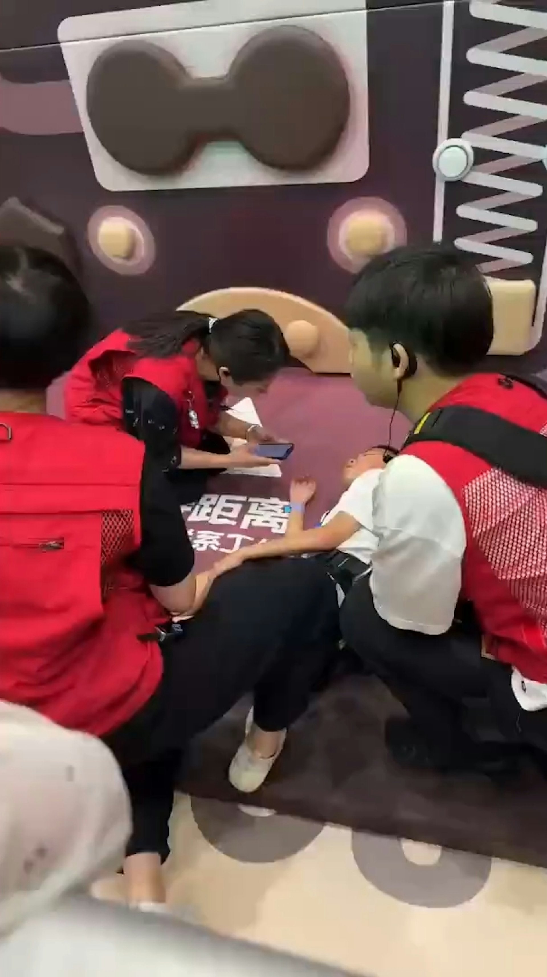 7歲男童玩室內攀岩，到4樓高後突然墜落