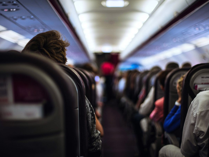 高度傳染病毒？30名乘客飛行途中集體病發