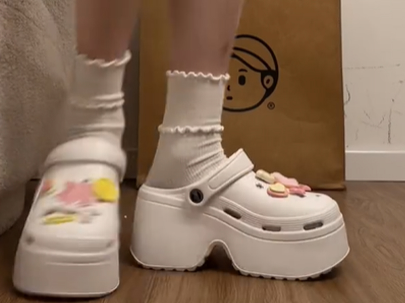 女子因厚底鞋，致粉碎性骨折