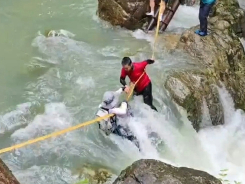 影片瘋傳：遊客繩索橫渡溪流，遭沖走喪命