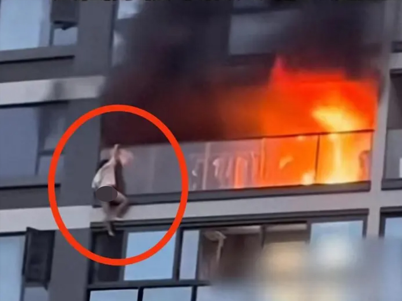悲劇視頻：男子火災逃生墜樓砸中救援者
