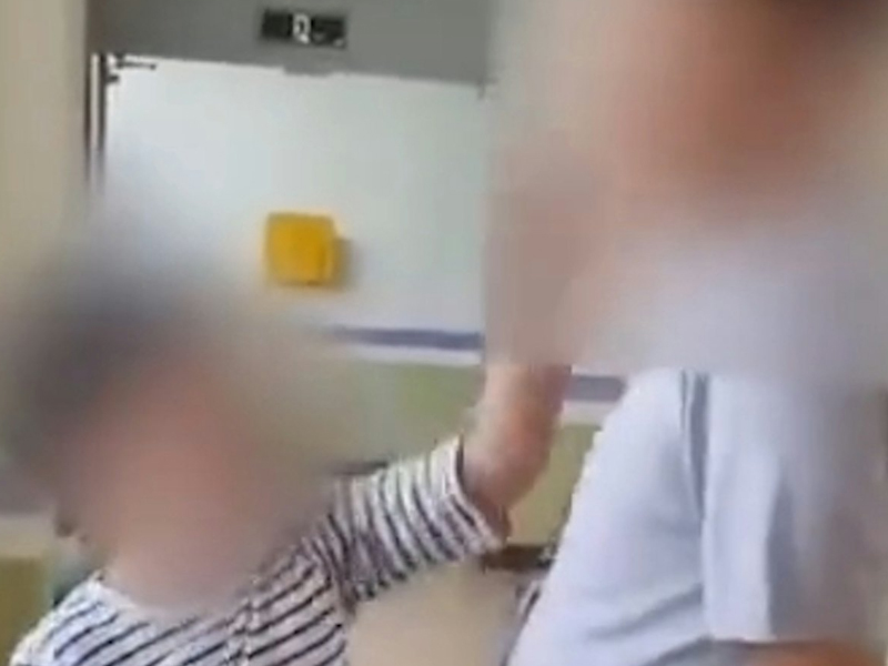 有片：小學生吐口水打副校長，母親打班主任