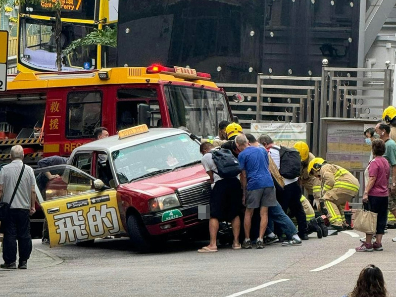 香港仔恐怖車禍！65歲婦先被客貨車撞倒，再被的士輾過