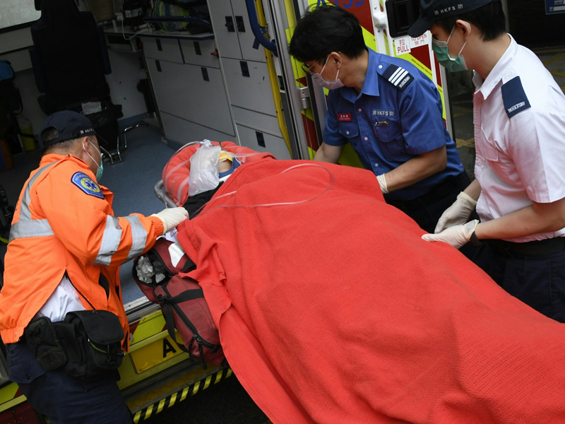 香港仔恐怖車禍！65歲婦先被客貨車撞倒，再被的士輾過