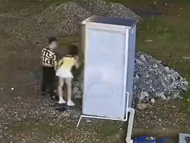 有片：流動公廁活春宮｜男女親熱太大力