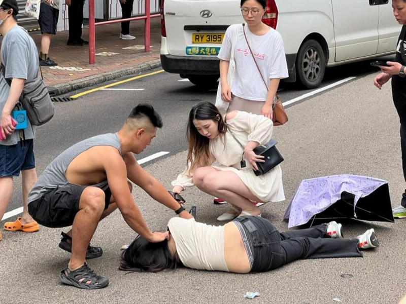 意外瞬間：紅磡14歲少女遭訓練巴士撞飛