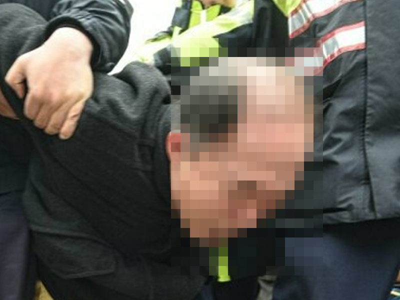 震驚!63歲躁父用拖鞋打兒腳板底遭警方逮捕! 震驚!63歲躁父用拖鞋打兒腳板底遭警方逮捕!