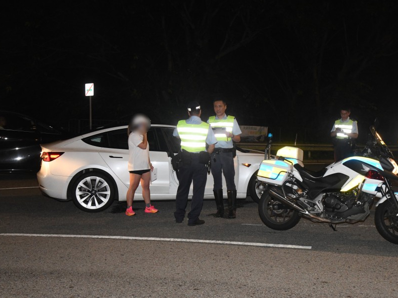 將軍澳 Tesla 女司機撞警車