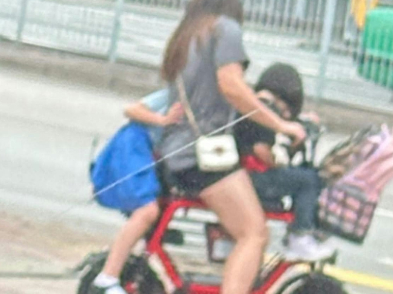 無牌無保險！熱褲女子駕電動單車載兩童遊天水圍