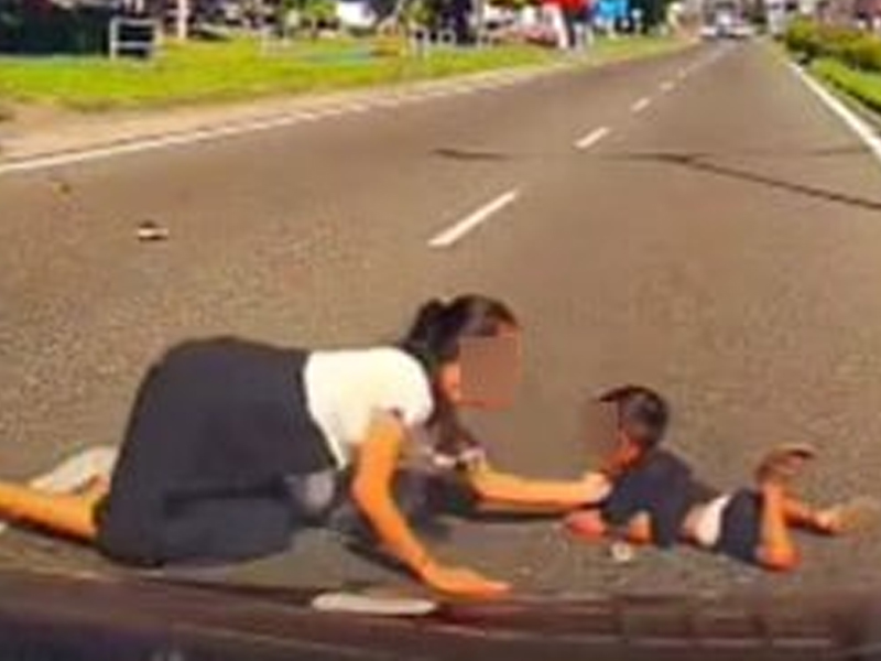 男童冲出馬路 母親追上卻慢了 雙雙被撞飛