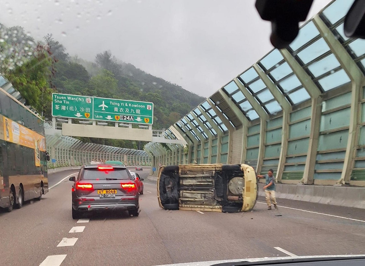 驚險！屯門公路私家車翻側，幸無傷亡