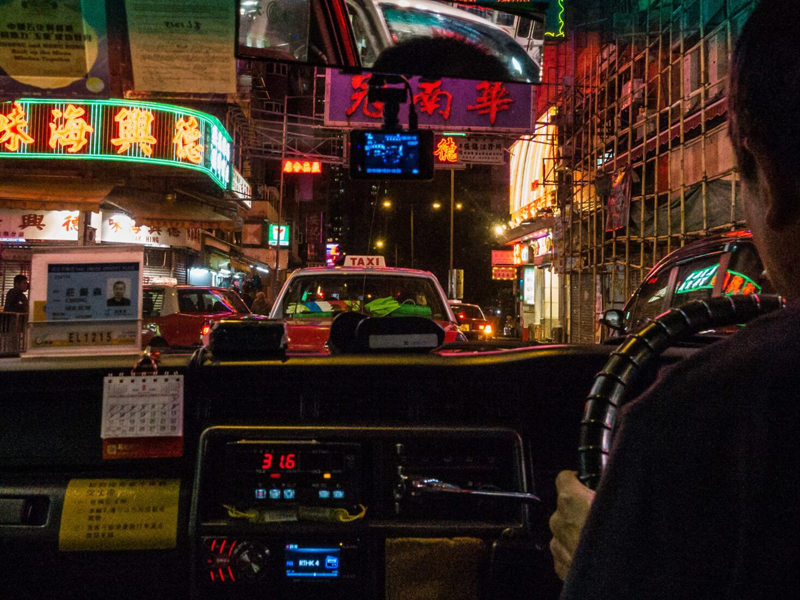 中環凌晨驚魂：的士司機報警揭開手錶搶劫真相