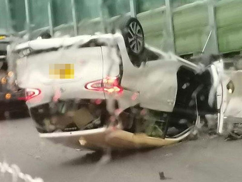 吐露港公路驚險瞬間：旅遊巴與私家車互撞，四輪朝天！